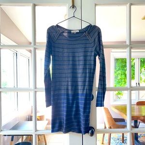 OLIVE & OAK grey sweater dress. size XS. zipper detail at neckline.